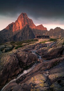 壮丽山景与岩石景观