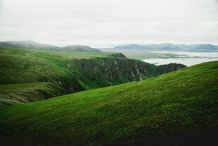 翠绿山峦间的开阔景致