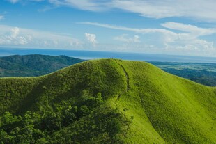 翠绿山丘美景