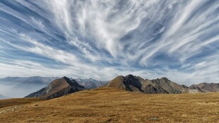壮丽山景与梦幻天空