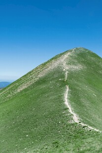 山间小径蜿蜒于翠绿山坡