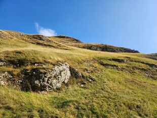 山坡草地岩石蓝天美景