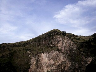 巍峨山峦蓝天白云景致