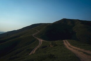 山间蜿蜒土路风景