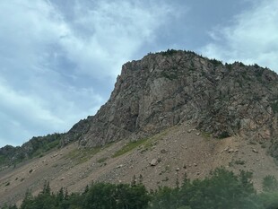 巍峨山峰蓝天白云相伴