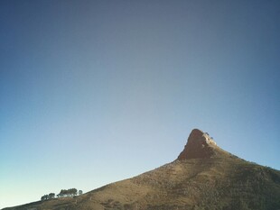孤峰矗立蓝天之下