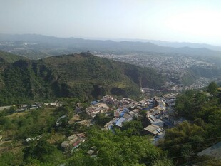 俯瞰山间小镇美景