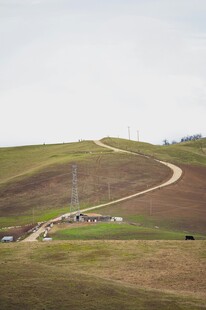 蜿蜒山路旁的田园风光