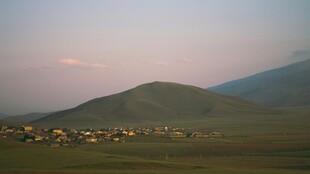 黄昏下的山村景色