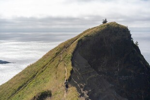 山巅孤影 俯瞰壮阔海景
