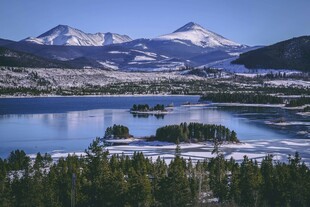 雪山下的宁静湖泊风光