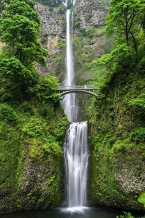 山间瀑布绿植环绕美景