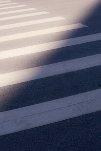 道路上的白色斑马线