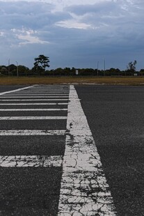 空旷跑道延伸向远方