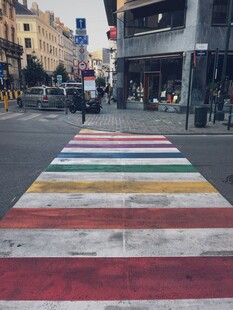 彩色斑马线装点城市街道