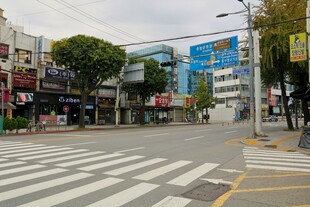 城市街道的宁静街景
