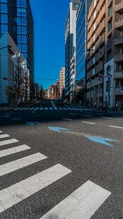 城市街道斑马线与方向箭头
