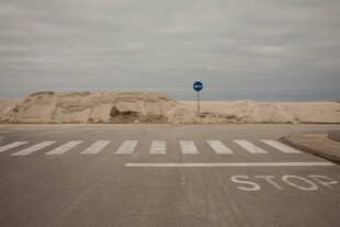 空旷道路上的停车标识