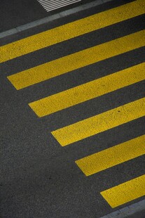 道路上的黄色警示条纹
