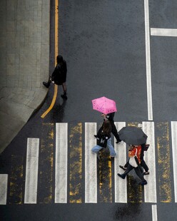 雨中行人过斑马线