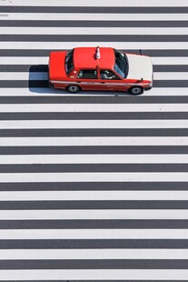 俯视视角下的红色卡车