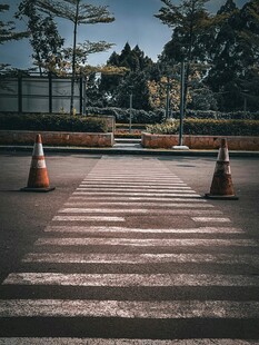 道路上的交通锥与长椅