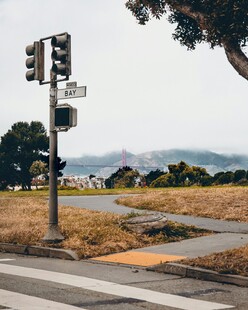 路口交通信号灯与开阔风景