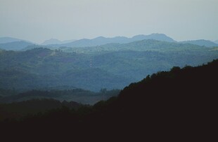 山峦叠嶂的朦胧景致