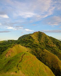 翠绿山峦与蓝天美景