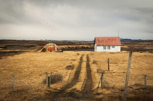 旷野中的红顶小屋