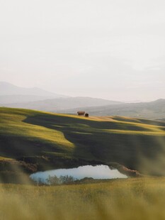 草原湖泊间的直升机美景