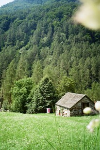 山间草屋 静谧田园风光