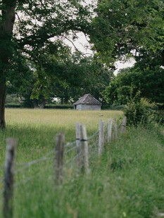 乡村田野边的木栅栏风景