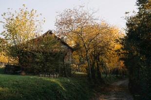 秋日溪边小屋美景
