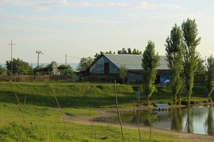 乡村湖畔小屋田园风光