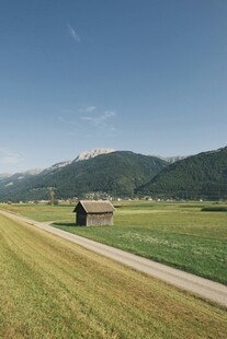 田园公路旁的小屋与远山