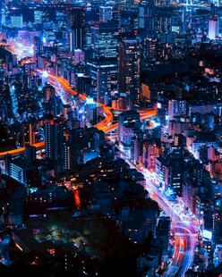 城市璀璨夜景俯瞰图
