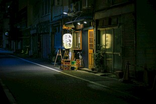 夜晚街边亮灯的温馨小店
