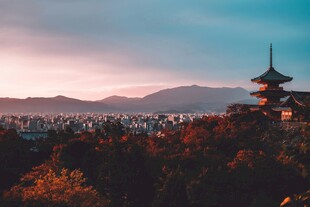黄昏下的日式塔楼与城市景
