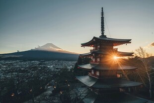 夕阳下的宝塔与富士山