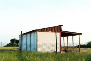 田野中的简易小屋