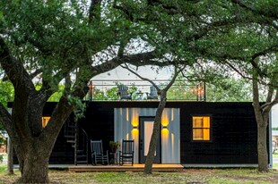 树下黑色现代风小屋