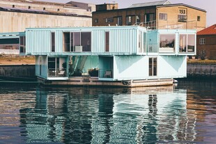 水上蓝白建筑倒影美景