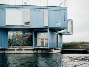 水上蓝色集装箱建筑