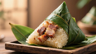 美味肉馅粽子摆于盘上