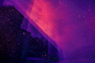 梦幻紫色夜空下的建筑