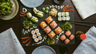 多样寿司拼盘美食展示