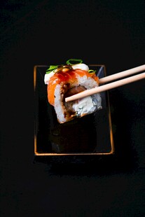 筷子夹起美味寿司