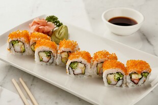 美味寿司拼盘配蘸料