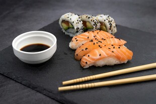 美味寿司配筷与蘸料